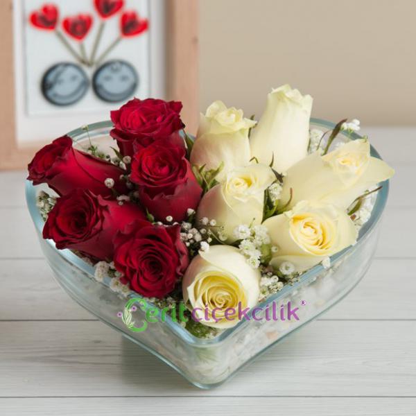  Kemer Çiçek Siparişi Kalp Camda Aşık ve Zarif Kırmızı-Beyaz Güller