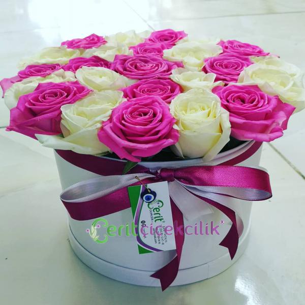  Kemer Çiçek Siparişi Kutuda Pembe Beyaz Güller